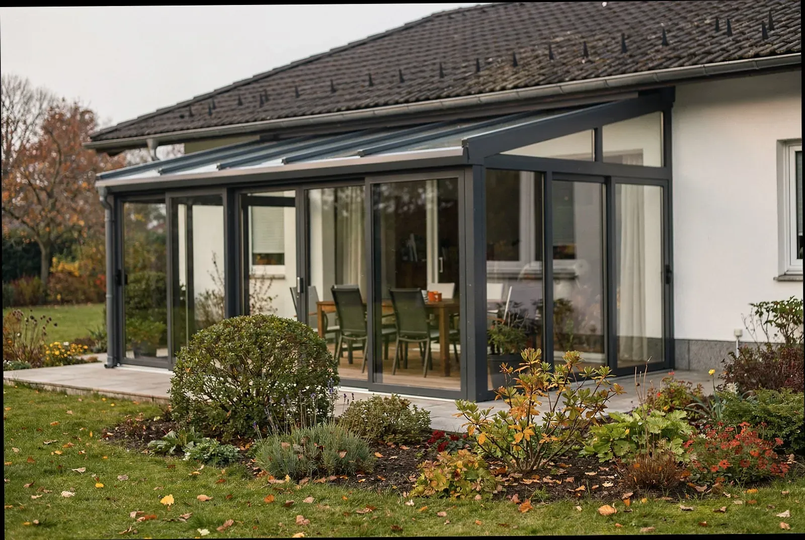 Wohnwintergarten mit großen Glasflächen und Schiebetüren an einem Haus in Rostock